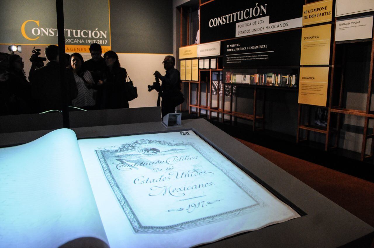 CIUDAD DE MÉXICO, 14JUNIO2017.- Recorrido por la exposición “Constitución Mexicana 1917-2017. Imágenes y voces” en la galería del Palacio Nacional, en conmemoración del centenario de la Carta Magna. La muestra exhibe testimonios históricos, material audiovisual y películas sobre quienes protagonizaron diversas contituciones a lo largo de la historia política del país.
FOTO: DIEGO SIMÓN SÁNCHEZ /CUARTOSCURO.COM