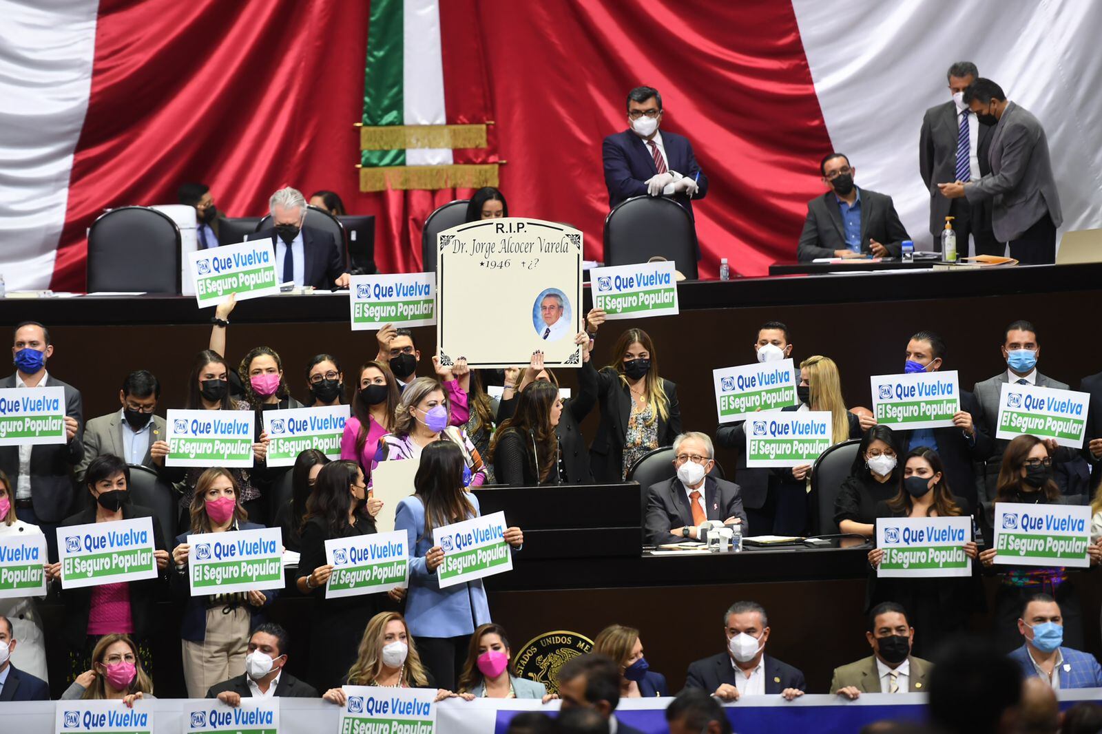 Diputados del PAN exigen regreso del Seguro Popular
