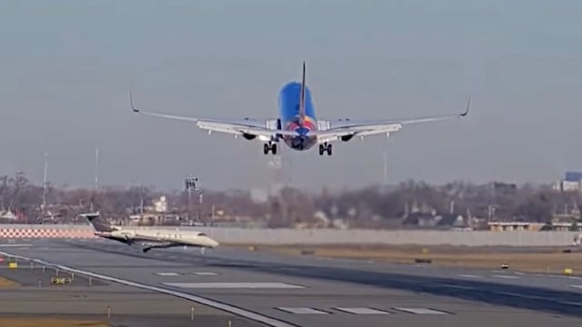El video de un avión en Chicago que evito un choque.