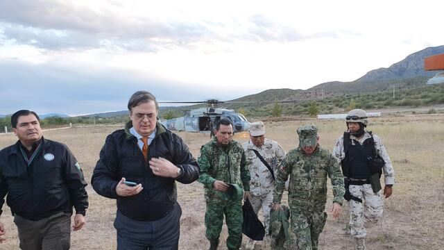 Marcelo Ebrard y elementos de la Sedena y la Marina en su recorrido por Bavispe, Sonora.