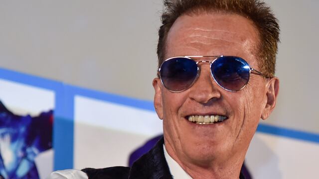 Emmanuel cae del escenario