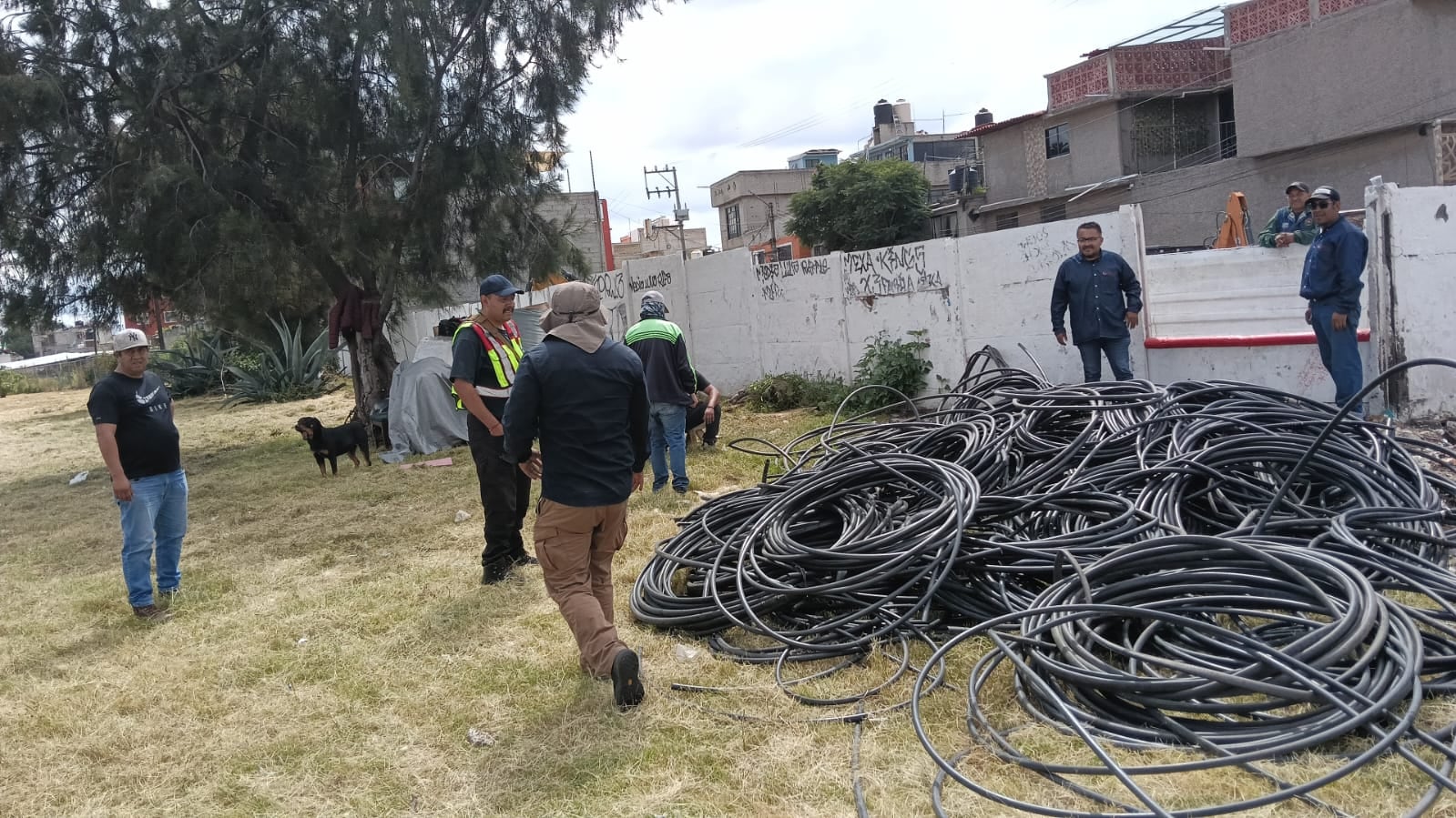 Desmantelan punto de huachicoleo de agua potable en colonia Media Luna, Ecatepec.