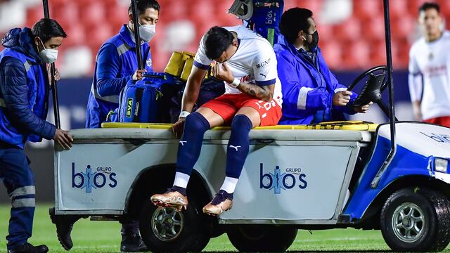 Alexis Vega salió lesionado ante el Atlético de San Luis.
