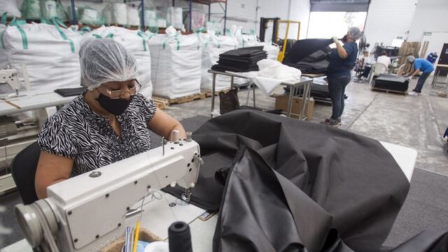 Trabajadora con cubrebocas