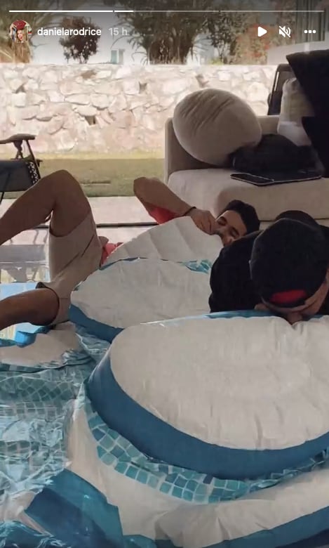 Daniela Rodrice a sus amigos a inflar su alberca.