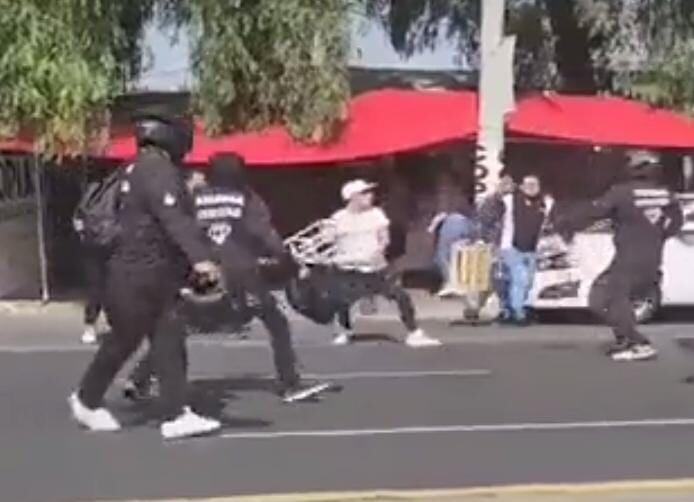 Con palos y sillas, vuelven a correr a Sandra Cuevas