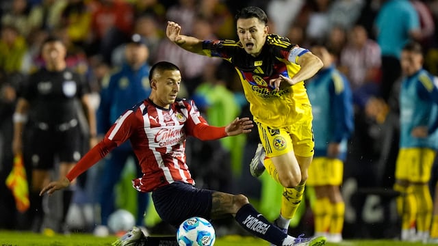 Álvaro Fidalgo sufrió un golpe en la rodilla en el Clásico contra Chivas que tuvo que ser valorado en América