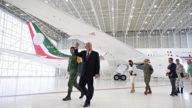 AMLO en el Hangar Presidencial