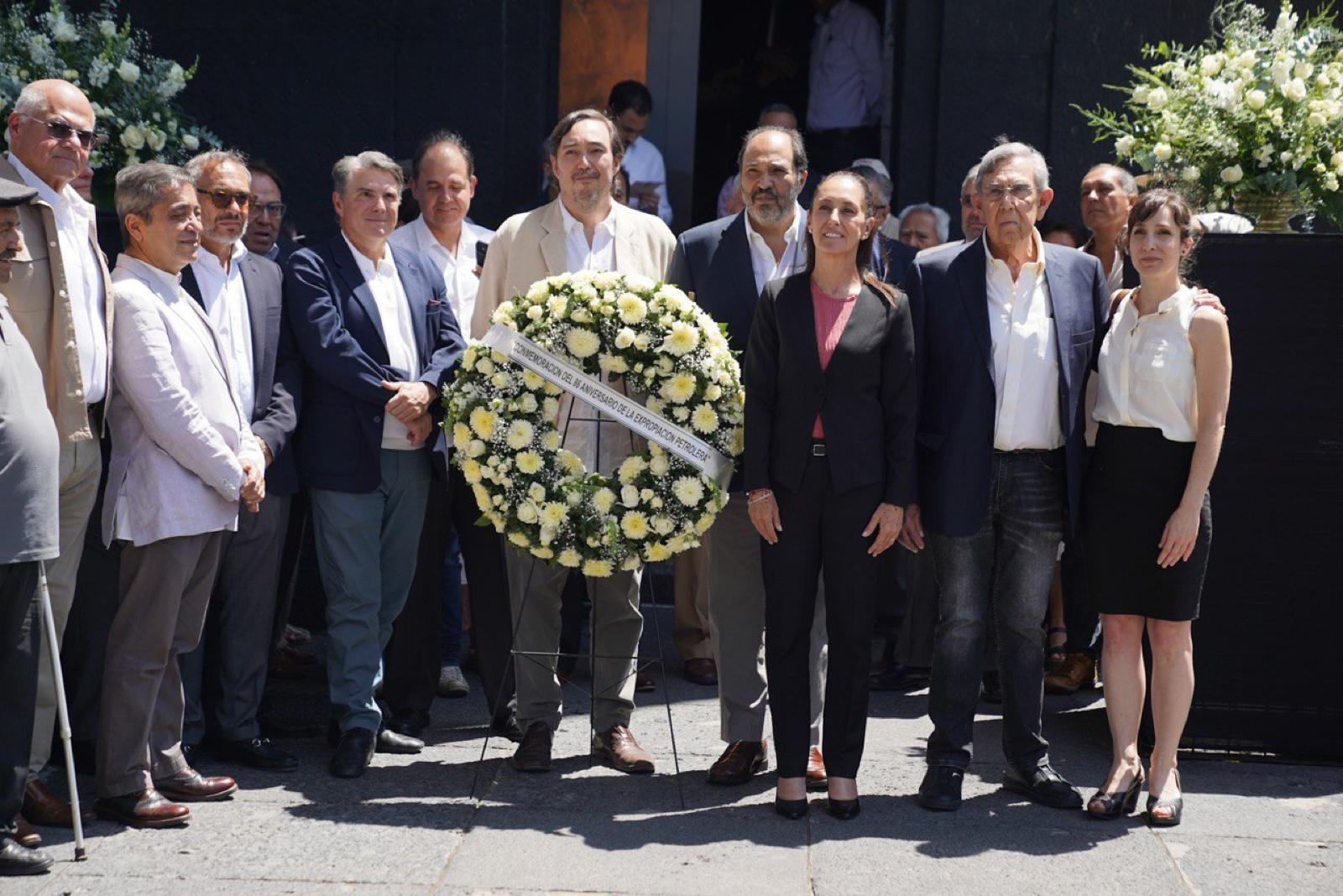 Claudia Sheinbaum hace guardia de honor junto a Cuauhtémoc Cárdenas por expropiación petrolera