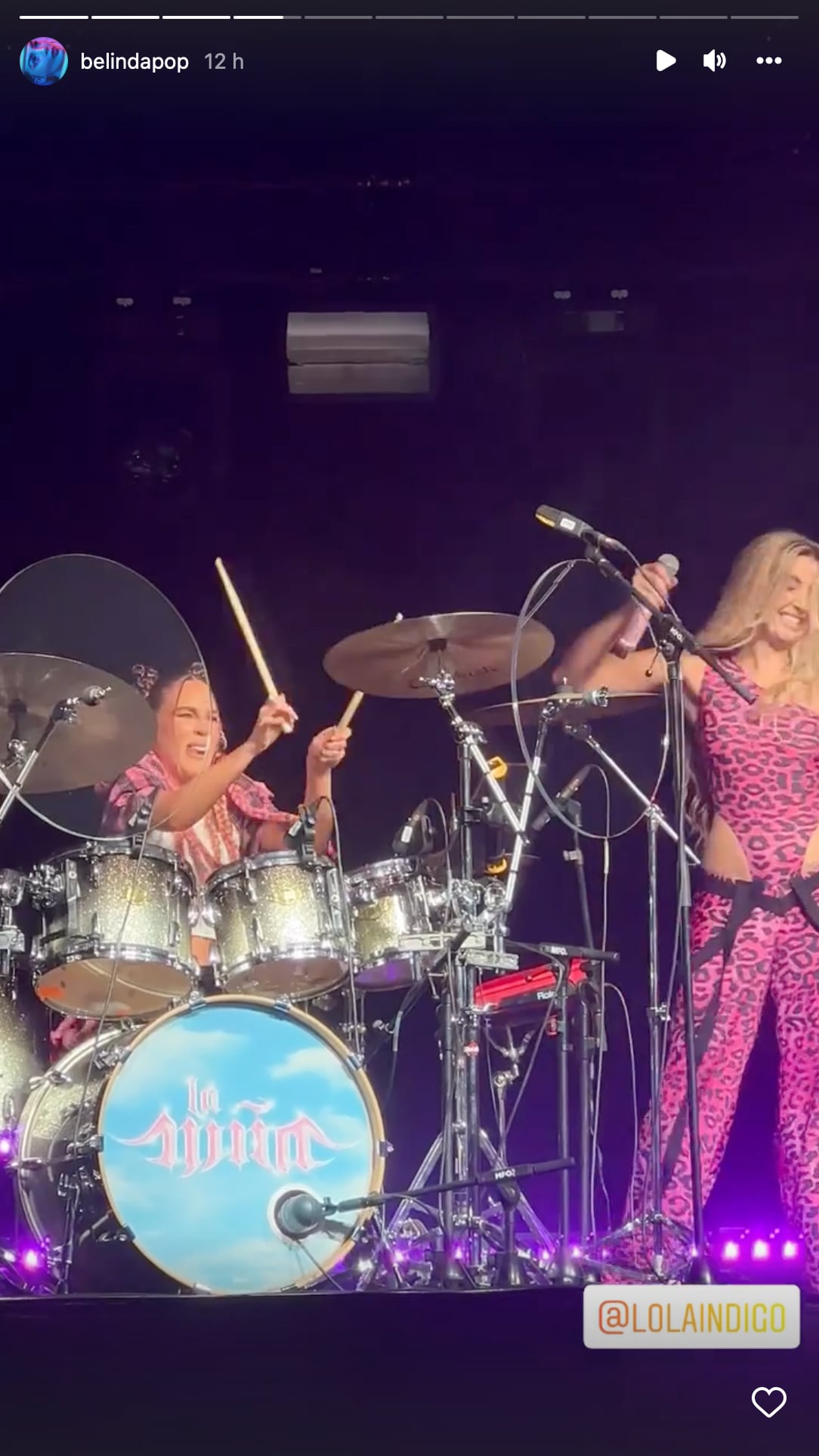 Belinda sorprende tocando la batería y cantando con Lola Índigo