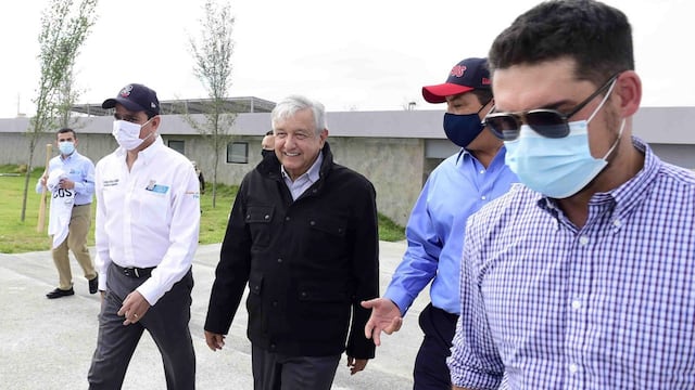 AMLO. Abrigo negro.