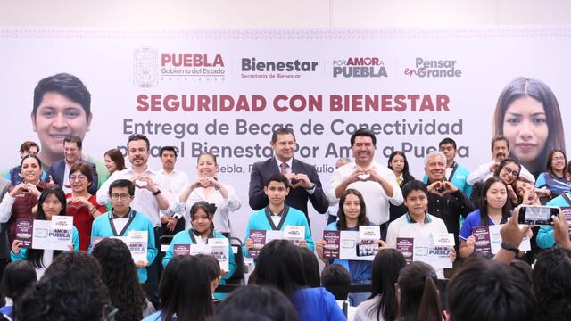 Alejandro Armenta y Lilia Cedillo encabezaron entrega de Becas de Conectividad