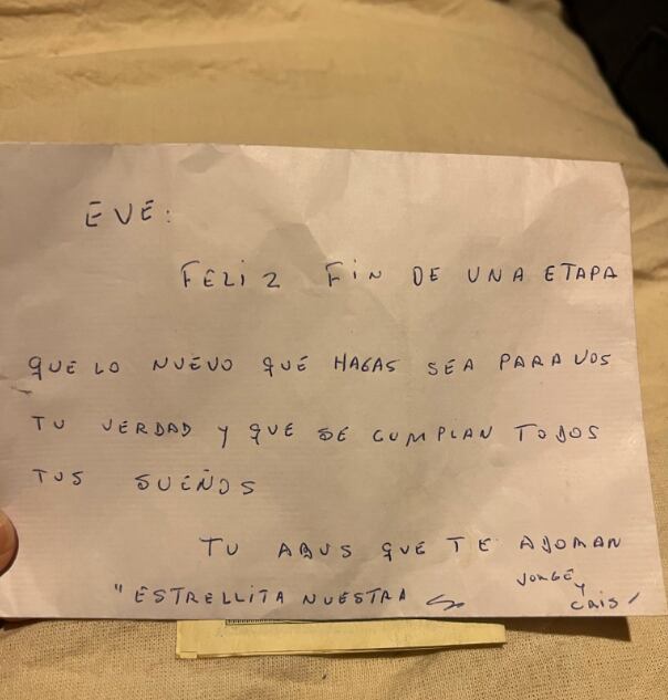 Sobre de su abuelo felicitándola desde el más allá