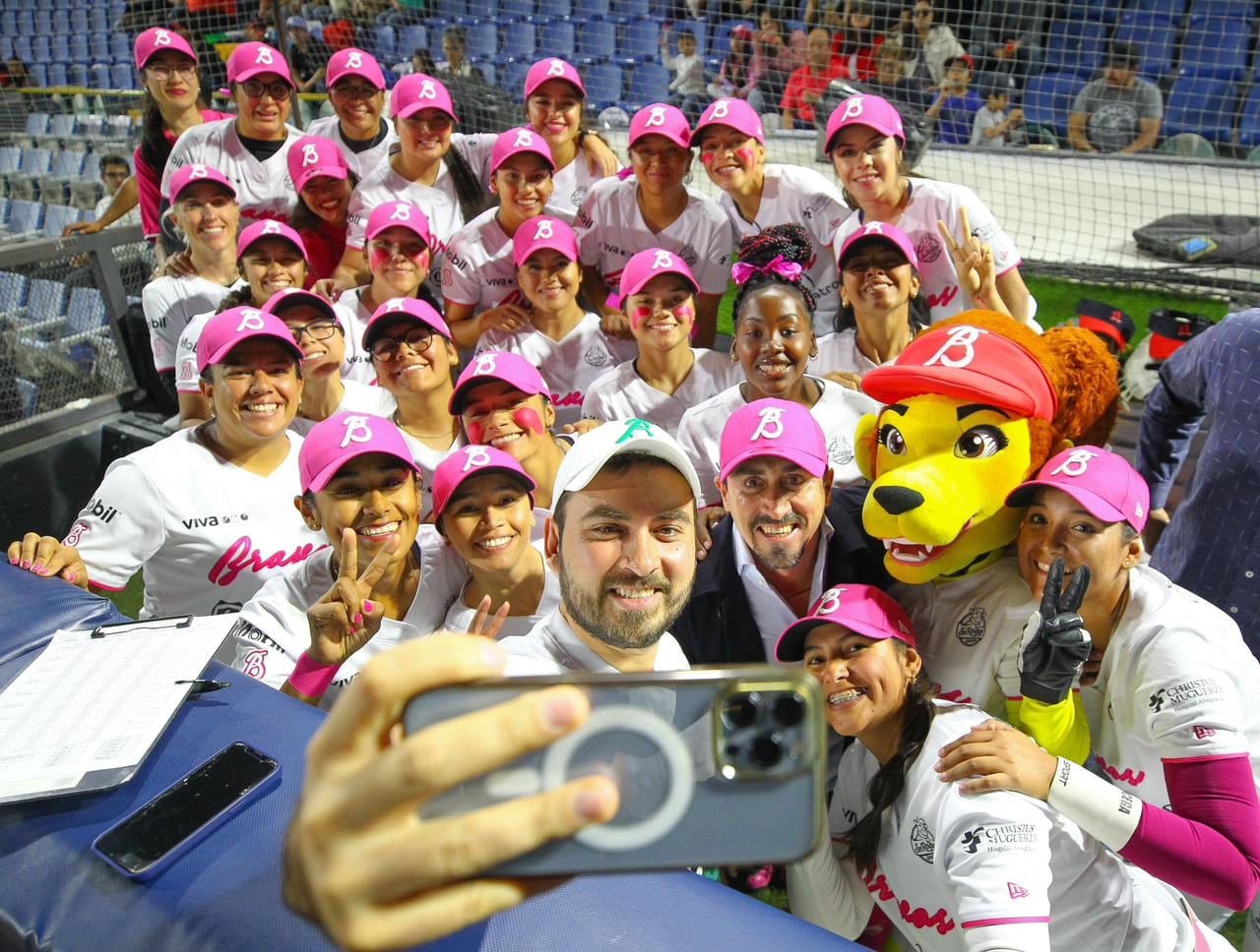 Alan Sahir Márquez Becerra con Las Bravas de León