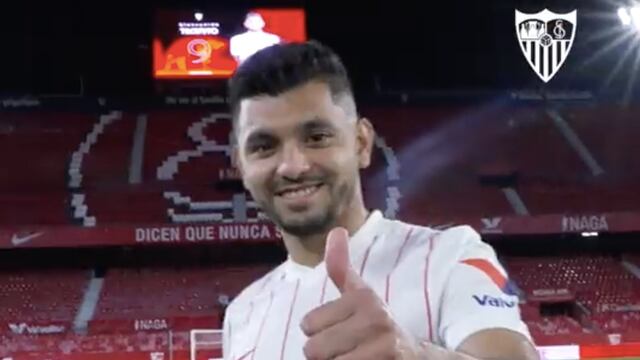 Tecatito Corona ya fue presentado como jugador del Sevilla FC