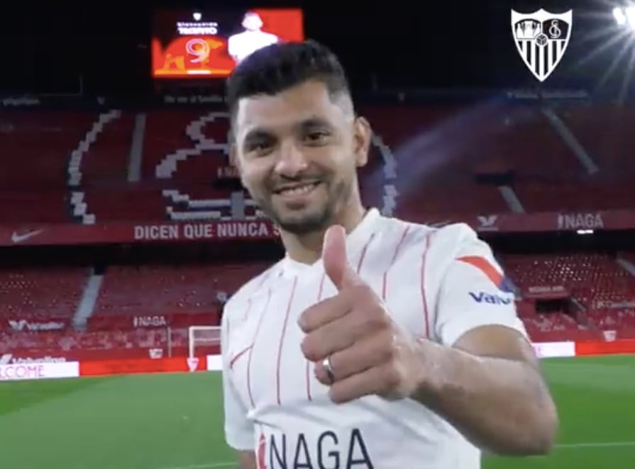 Tecatito Corona ya fue presentado como jugador del Sevilla FC