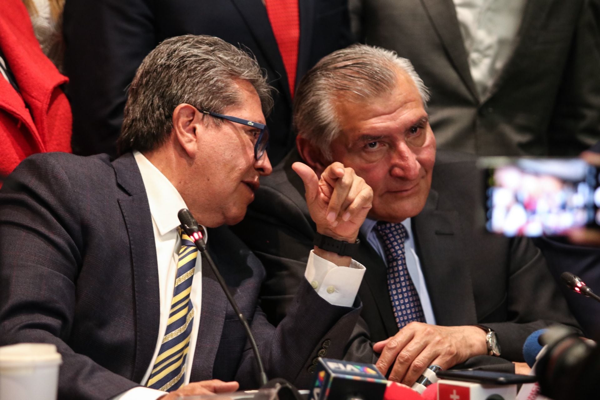 Adán Augusto López Hernández secretario de Gobernación; Ricardo Monreal y otros senadores del Partido Verde, Pes, PRD durante reunión privada en la Cámara de Senadores.