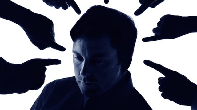 Pero ¿qué es el estigma?, se le considera a cualquier actitud, creencia, idea o conducta negativa que puede influir sobre una persona o un grupo para generar miedo o rechazo, causando perjuicio y discriminación.