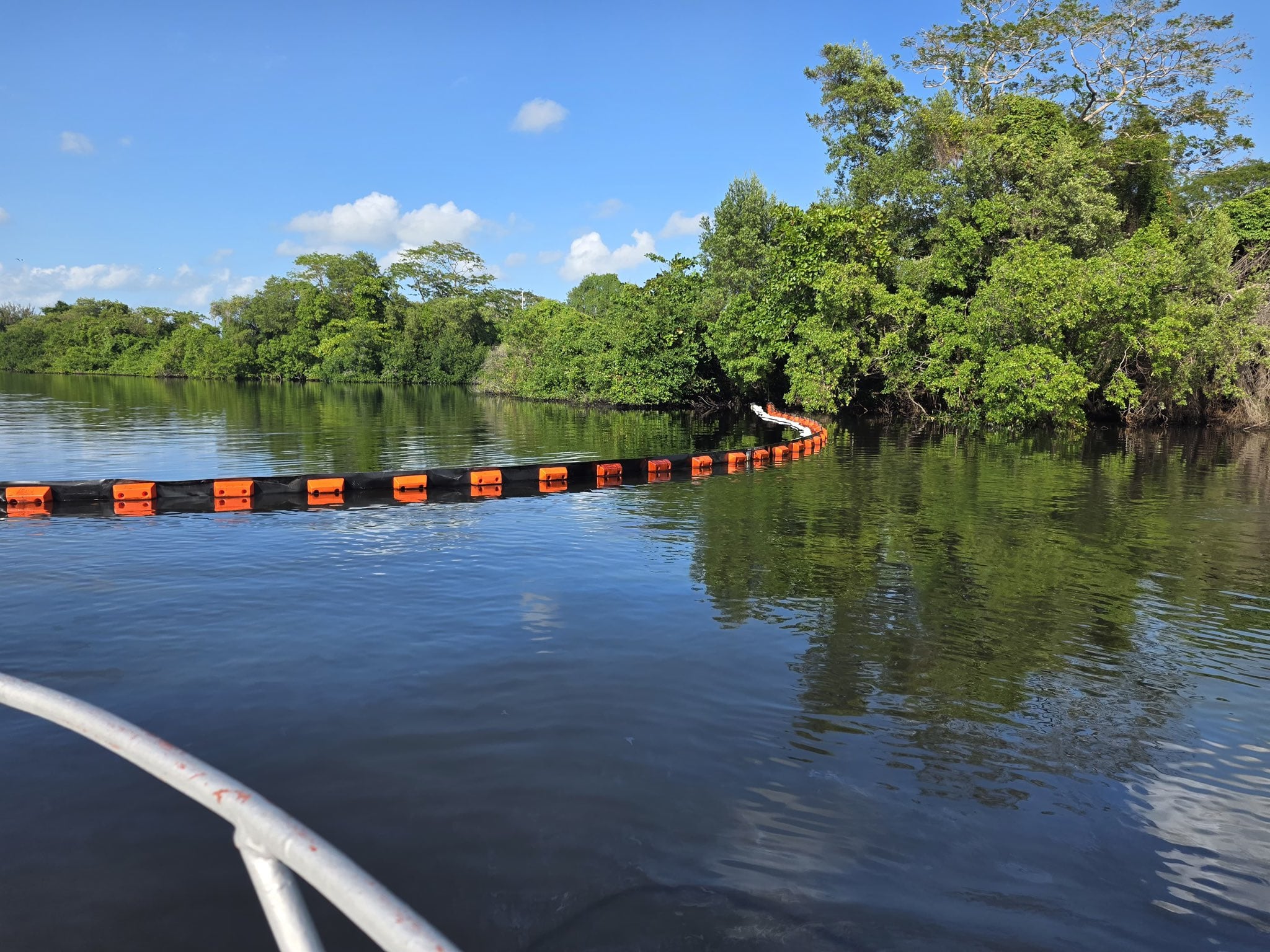 Pemex afirma que derrame en Río Seco está bajo control
