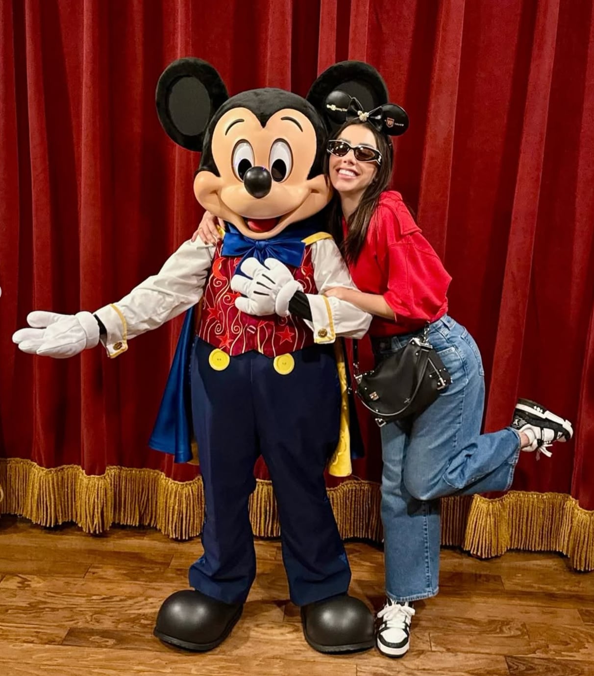 Karime Pindter como niña chiquita presume foto con Mickey Mouse