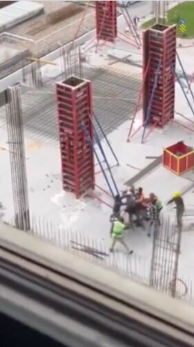 Pelea entre albañiles desde las alturas