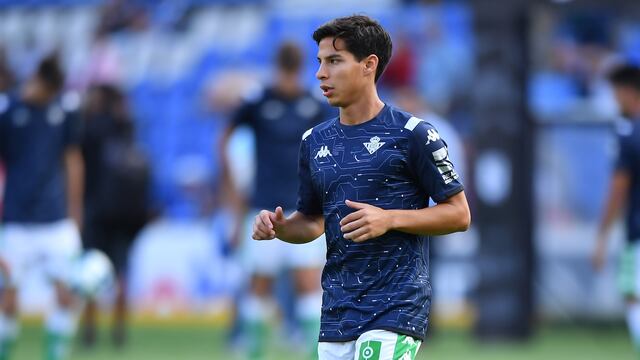 Lainez en un entrenamiento con el Betis