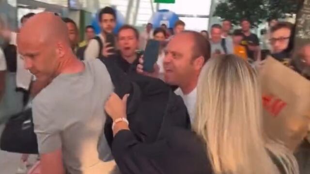 Anthony Taylor, árbitro de la final de la Europa League, fue agredido junto a su familia por los fans de la AS Roma en el aeropuerto de Budapest.