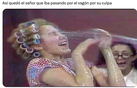 Meme del squirt de Luna Bella en el video XXX en el Metro CDMX.