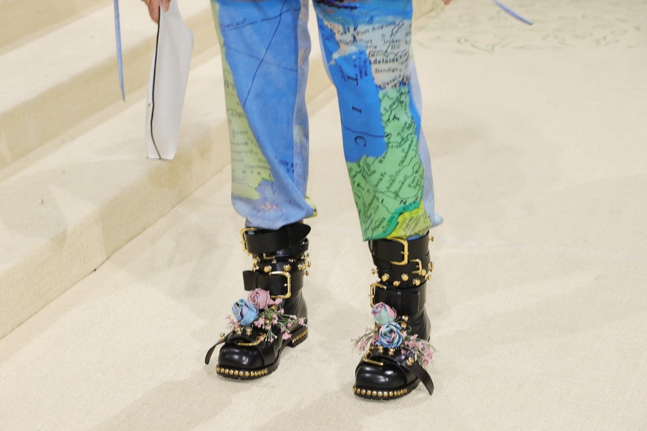 Dan Levy asiste al Met Gala 2021, con un traje que habla de la homofobia.
