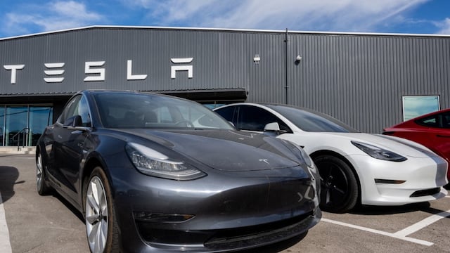 Un auto Tesla se vio involucrado en un accidente en California