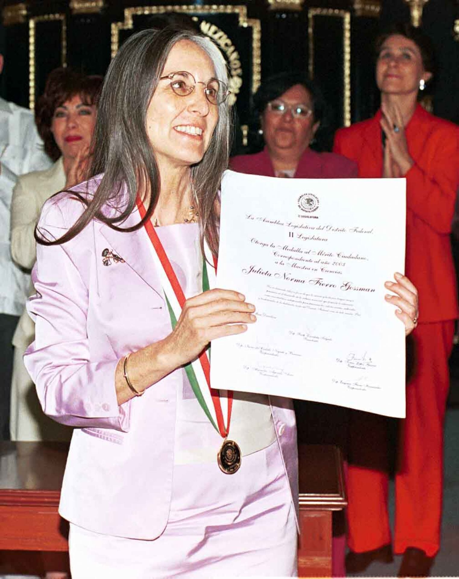 Julieta Fierro recibiendo medalla al Mérito Ciudadano 2003