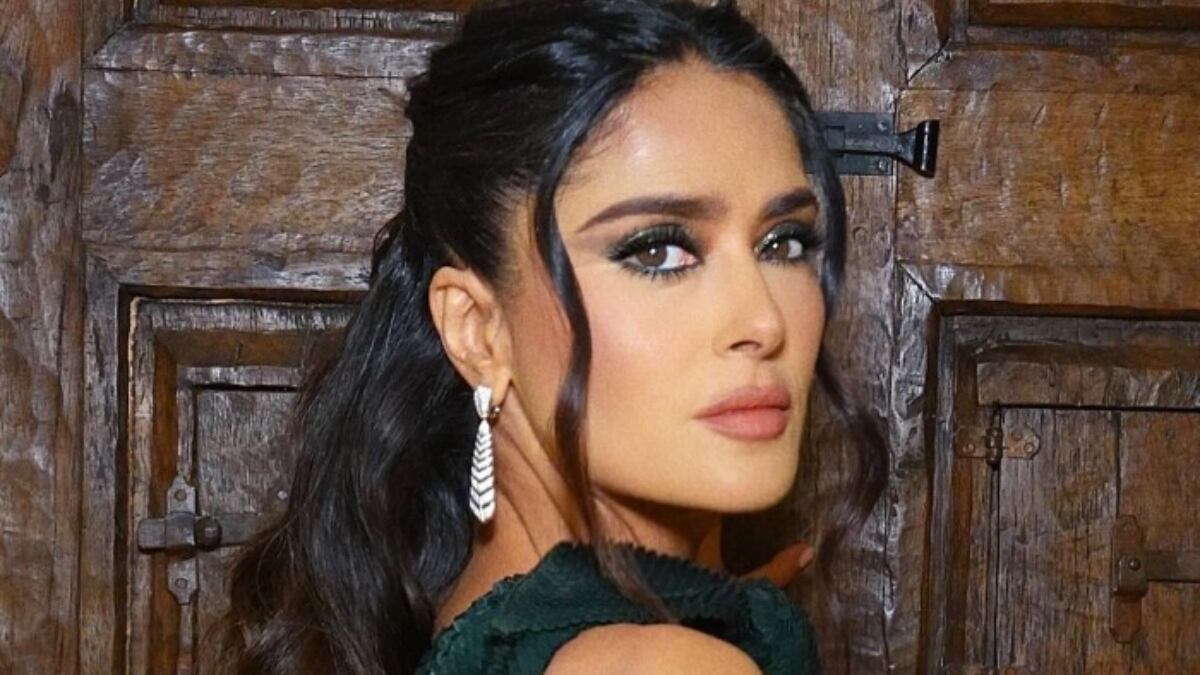 Salma Hayek celebra ser la mexicana presentadora en los Globos de Oro 2025