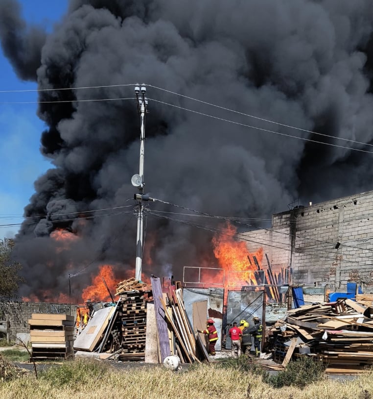 Incendio en bodega sobre carretera México-Puebla