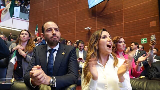 Los senadores panistas Marko Cortés y Susana del Carmen Zatarain García aplauden la irrupción de manifestantes en el Senado