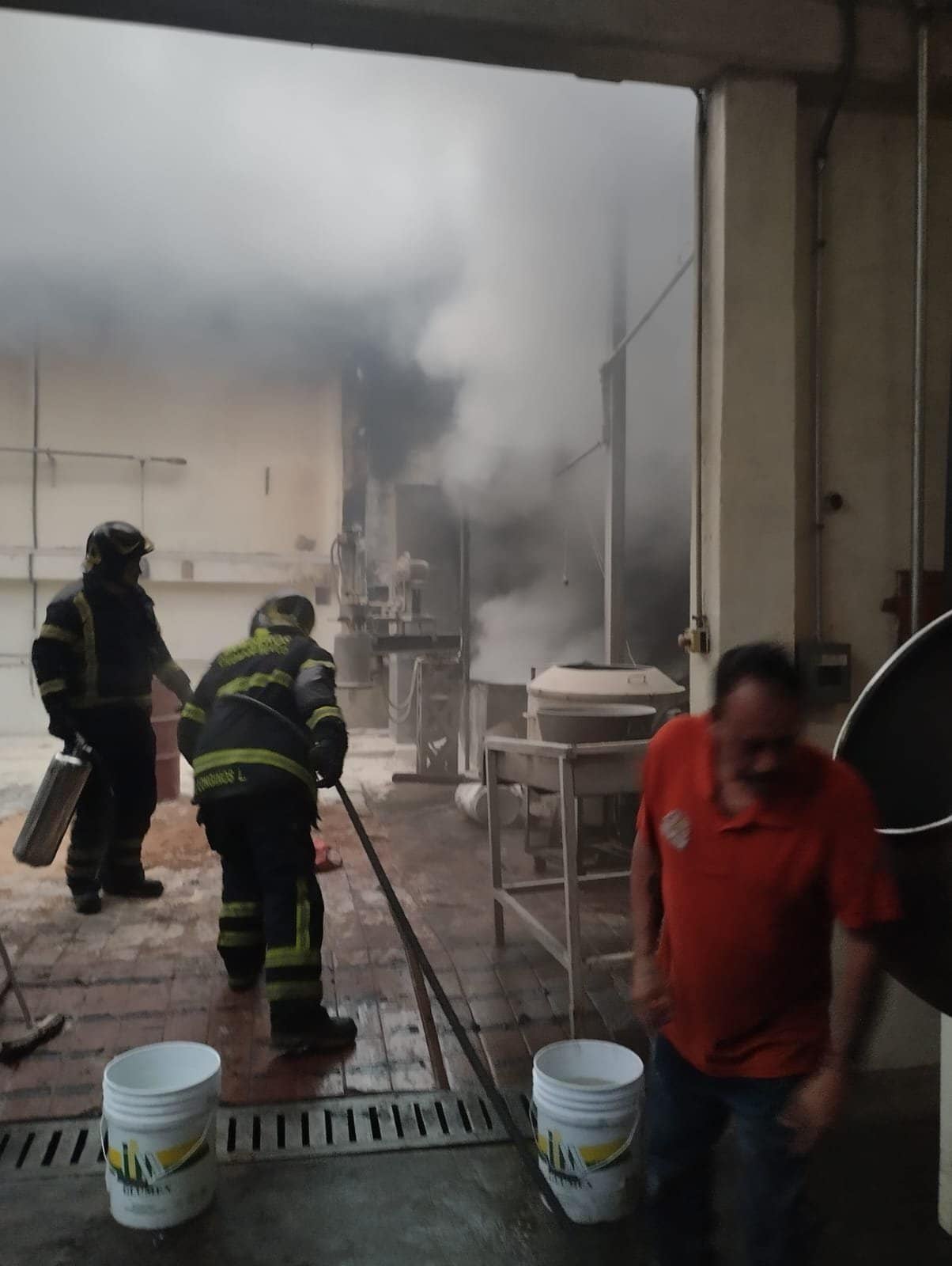 Fuerte incendio consume fábrica en Santa Martha Acatitla