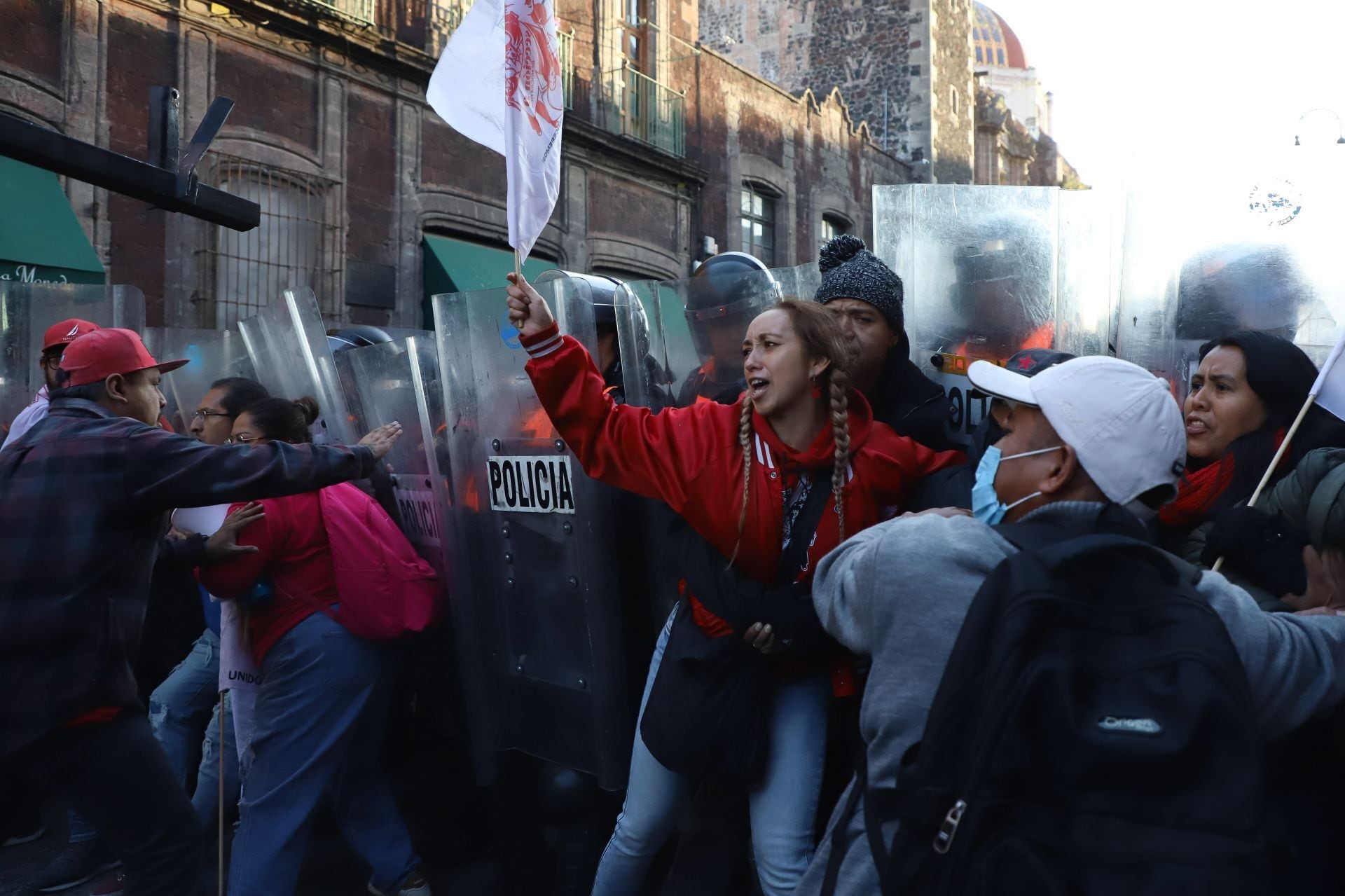La CNTE no se retirará y señala “tintes fascistas” tras haber sido dispersados con gas lacrimógeno en Palacio Nacional