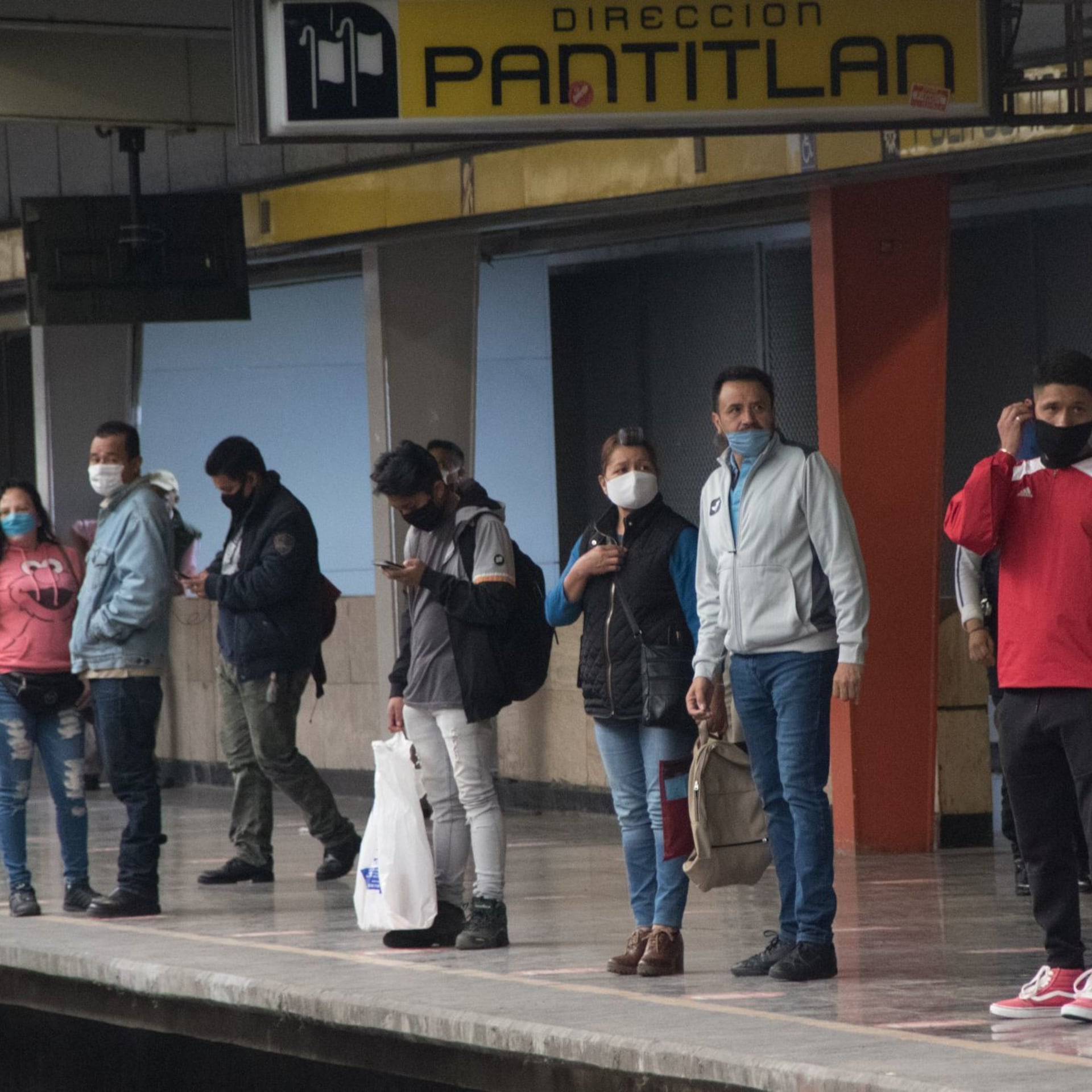 Metro CDMX reanuda servicio en Líneas 1 y 5 tras operativo por protestas