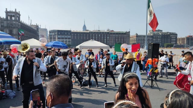 Banda en el Zócalo por cumpleaños de AMLO