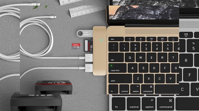 Por 34.99 dólares puedes comprar el adaptador Type-C Hub y tener tres puertos USB 3.0 y dos puertos SD y MicroSD en un estético accesorio para tu MacBook.