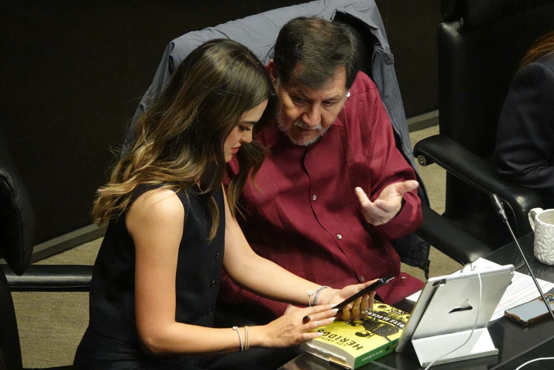 La senadora Andrea Chávez le muestra su celular al senador Gerardo Fernández Noroña