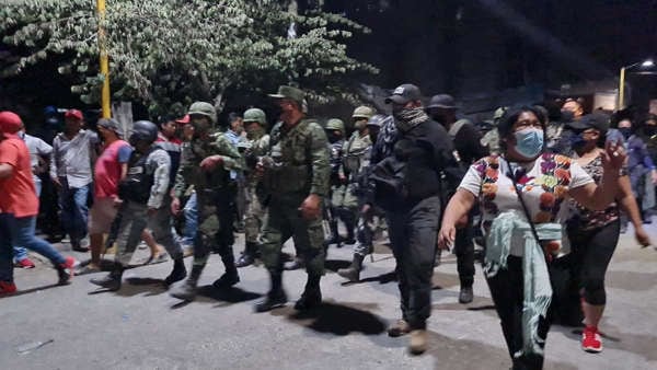 Pobladores de Quechultenango en Guerrero, liberan a militares retenidos/Twitter