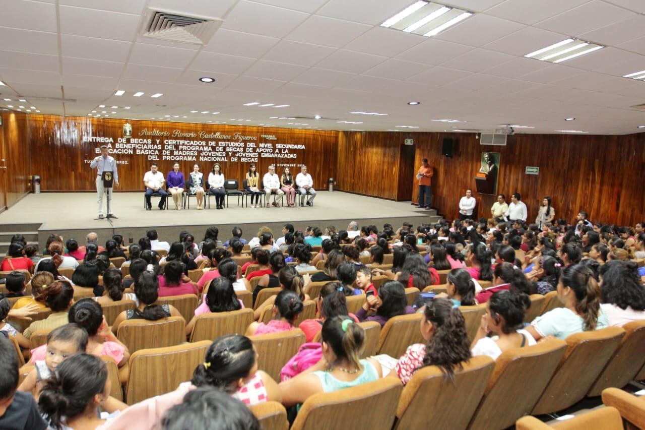 El gobernador Rutilio Escandón Cadenas hizo entrega de becas y certificados de estudios del nivel secundaria como parte del Programa de Becas de Apoyo.