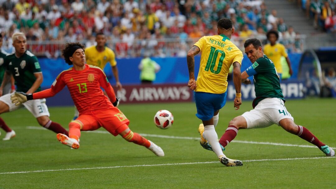 Ochoa realiza atajada a Neymar.