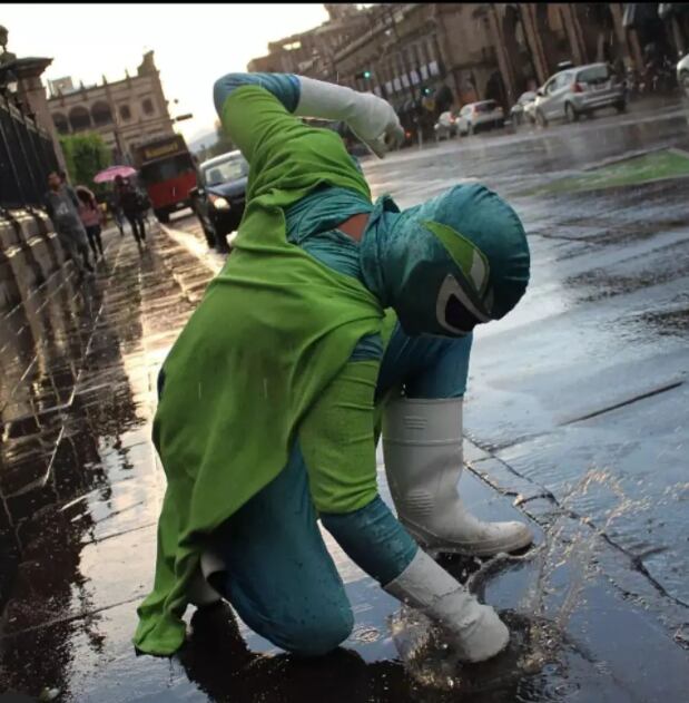 Zadrigman, el superhéroe que rescata perritos callejeros