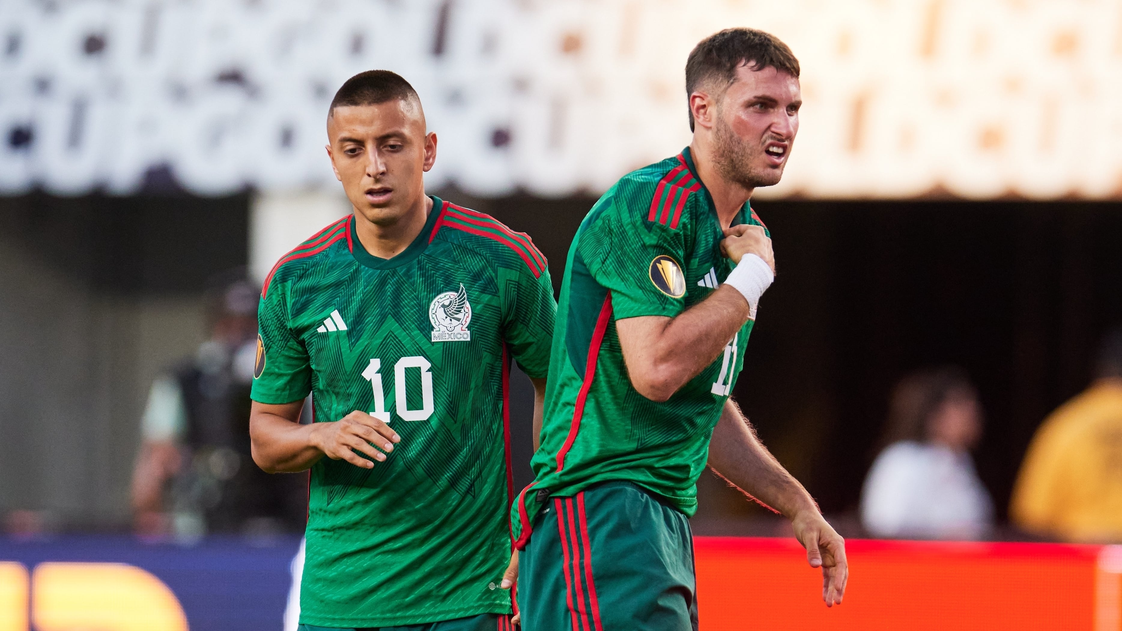 Piojo Alvarado y Santiago Giménez con la Selección Mexicana.