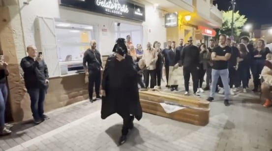 Pide matrimonio vestido de Darth Vader