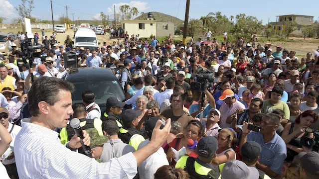 El presidente Enrique Peña Nieto visitó este jueves las zonas afectadas por el huracán Odile. Foto: Guillermo Perea/Cuartoscuro