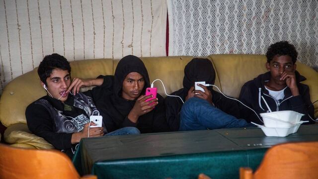 Escena dentro del campamento no oficial de inmigrantes y refugiados más grande de Europa, localizado en Francia.