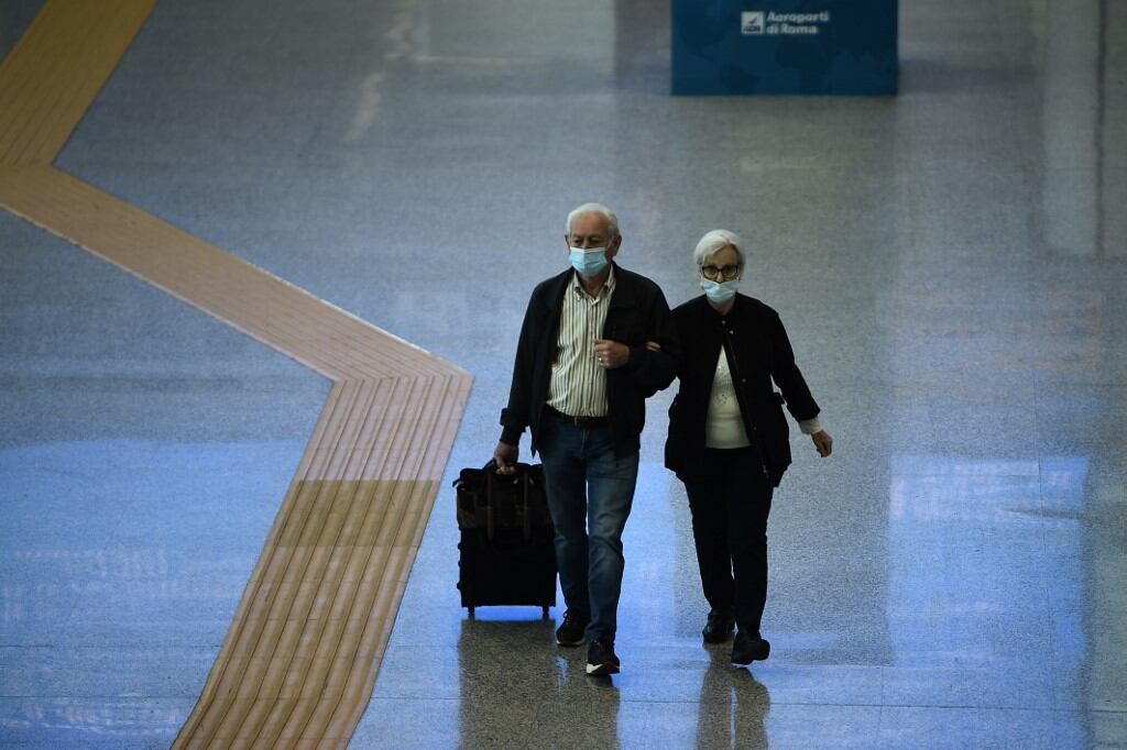 Pareja en terminal aérea