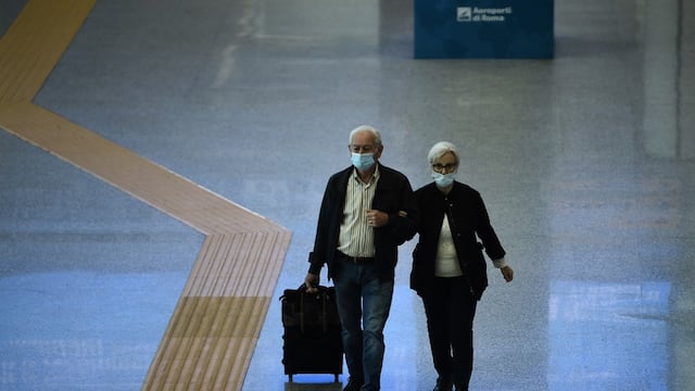 Pareja en terminal aérea
